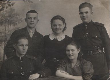 Владимир Иванович с сестрой Людмилой и друзьями, 7 мая 1944 г.