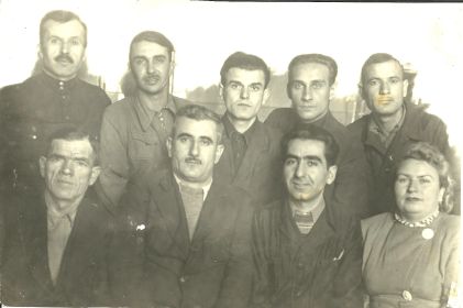 Кутуков с сотрудниками отдела труда Кишлинского машиностроительного завода, 1958 год. Михаил Иванови во втором ряду, слева