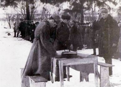 1944 год 6 февраля.  Командир полка майор Сыченко  П.Ф. вручает гвардейские знаки