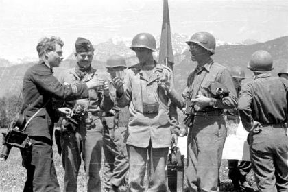 Празднование Дня Победы с американскими военными кинооператорами, Австрия, май 1945 года