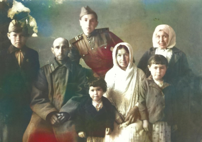 Самигулин Н.А.перед отправкой на фронт в 1944 году после месячных сборов в Ташкенте он заехал домой(предоставлена его сыном Анваром)
