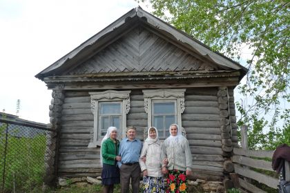 Сын воина, Масгут,  с женой и дочерью побывали у родного дома в Черемшане через десятки лет. Фото сделано в мае 2012.