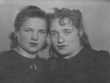 Мария Михайловна с сестрой Раисой