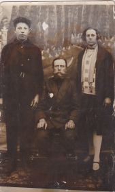 Сидит отец Гребенщиков Иван Дмитриевич, стоят  сын Федор и дочь Александра, 1931г