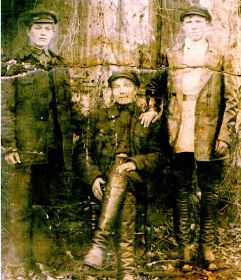 Шушпанов Тихон Алексеевич первый слева фото до войны