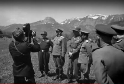 Кинооператор К.П. Дупленский за работой. Австрия, встреча советских и американских войск, 1945 год