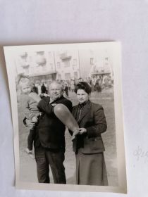 г. Гай 1 мая, на демонстрации с дочерью Натальей и внучкой Леной