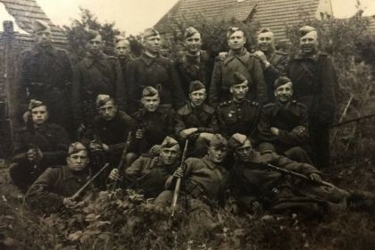 48  гв.танковая бригада Кирилл второй ряд четвертый слева