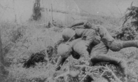Вынос раненого с поля боя под обстрелом. 1941г.