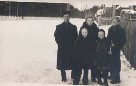 Владимир Иванович с семьей около отчего дома