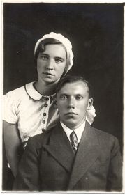 Игорь Сескис с сестрой Арией 1932 год
