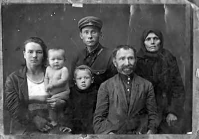 с родителями, женой, сыном (погиб во время оккупации) и дочкой.