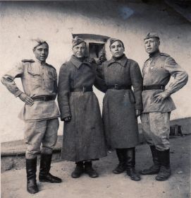 1945г (Кучев С.В. (справа)с однополчанами)