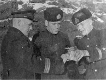 Петров С.В. с офицерами штаба. Кильдин 1942 год