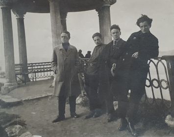 Фотография имеет подпись: 10 мая 1930 года. Ярославль. Набережная Волги. 2-й слева Коля Язычков.