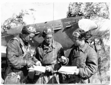 Сергей Данилов с летчиками эскадрильи 1942г.