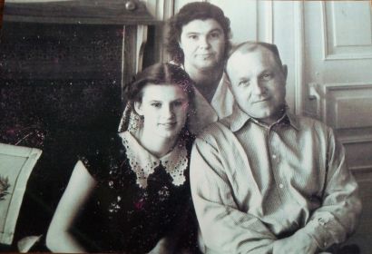 Фото Евлампия Георгиевича с семьей - женой Александрой Павловной и дочкой Галиной