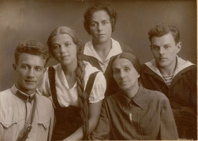 Братья Кропачевы Евгений и Георгий в кругу семьи  после демобилизации из армии  в 1933 году