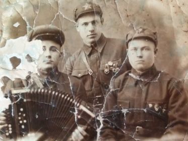 Фото втроем с боевыми товарищами