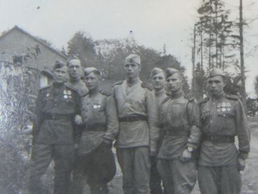 Германия 1944-1945. На фото Зейнулин, Григорьев, Селичев, Рыбаков, Хабибулин. Беринов Михаил Михайлович в центре.