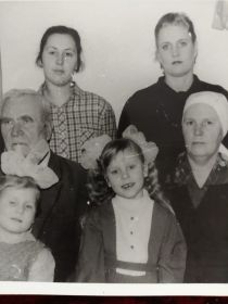 Алексей Григорьевич с дочерью Верой, внучкой Еленой, внучатой невесткой Ниной и правнучками Яной и Катей