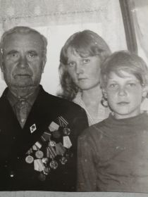 Алексей Григорьевич с внучкой Еленой и Александром