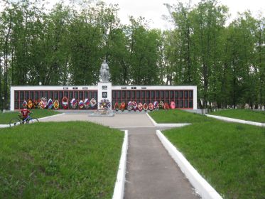 Мемориальный комплекс (братское захоронение) в городе Дмитриев (Курская область)
