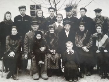 На фотографии изображены родные и  близкие  нашего прадеда Петра Петровича