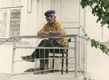 ФИЛИКИДИ Ю.П. на пороге своего дома, 1990-е