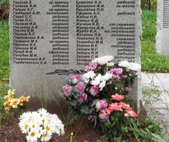 Мемориальная плита на Братском захоронении в поселке Синявино (фото 2)