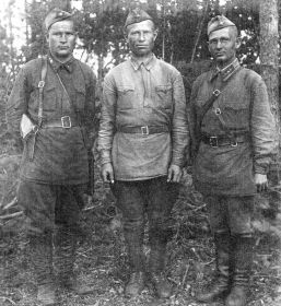 Старший сержант Жичкин Василий Васильевич (в центре)  незадолго до своей гибели (лето 1943 г.)