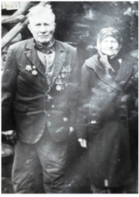 На фотографии Ефим Васильевич с женой  Марией Николаевной.