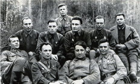 В.М. Чупров (в центре) среди офицеров 32 стрелковой дивизии - участников боев на Бородинском поле в октябре 1941 г.