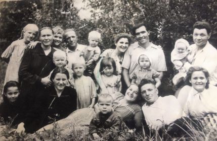 С женой Екатериной и детьми (Лида,Зоя,Валя,Надя,Вера)