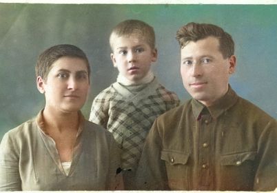 Предвоенное семейное фото  Ксентицкий Всеволод Иванович с женой и сыном.