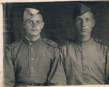 С боевым товарищем и другом Евгением Шалиным во время войны