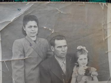Василий Иванович и Мария Ивановна с дочерью Людмилой.