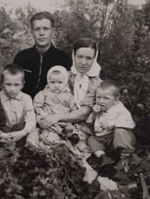 1957 год. С женой и детьми.