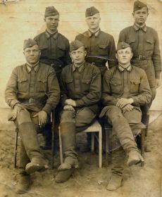 1941г. 14 июня. Алексей Шалавин (сидит слева) с солуживцами. Предположительно 62 полк 10-й стрелковой дивизии.