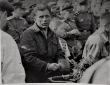 Я.И. Шныров - победитель Чкаловского автопробега 1951 г. Со старшей дочерью Татой.