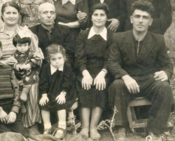 ФИЛИКИДИ Ю.П. - справа с семьей - жена Катерина, дочери Лена и Надя, сестра Деспина, 1954