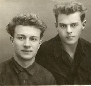 Братья Евгений и Георгий Кропачевы перед призывом в армию на действительную службу.  г. Москва, 4 ноября 1930 года