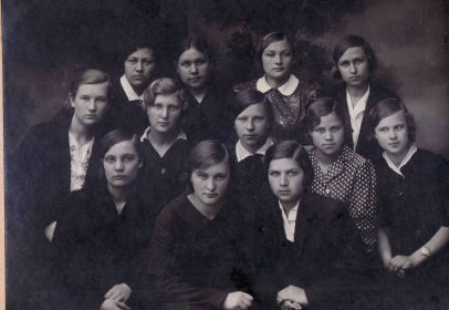 Одноклассники. Слева направо. Вер.ряд. Катя Сырова, Люся Терёхина, Тамара Слезавина, Лиля Андреева. 2 ряд. Надя Николаева, Валя Малькова, Тая Логинова, Нина Ель...