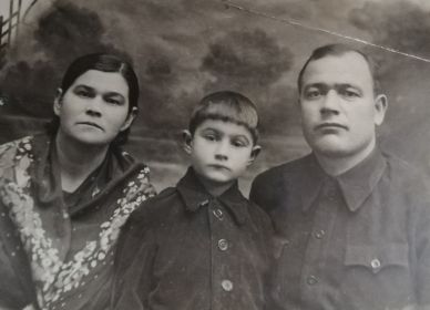 Семейное фото: Мефодий, Евдокия, сын Борис.