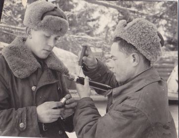 В.Луговкин и А.Ваксер за ремонтом. 1942 г. Аэродром Адуево.