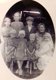 Мама и дети Кашкина В.А., фото 1943 г.