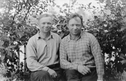 Андрей Огарков (справа, рубашка в клеточку) со своим старшим братом Александром Огарковым, который тоже прошел всю войну