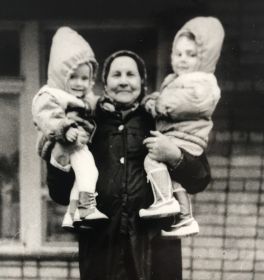 А на этом фото счастливая прабабушка с двумя правнуками - Ромой и Женей. 1987 год.