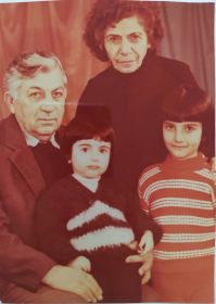 С женой и внучками, 1990 г.
