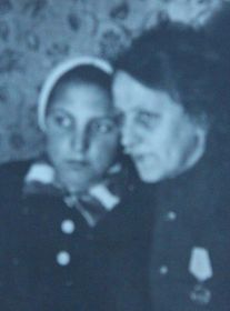 Мама с тетей Аней во время войны